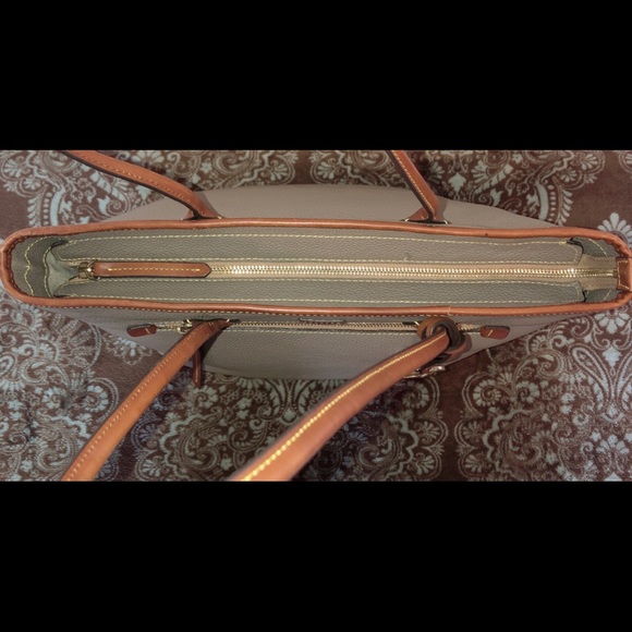 Dooney & Bourke Shoulder Bag 60$ - Picture 4 of 10